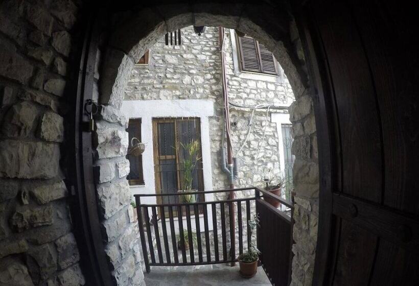 پانسیون Bujtina Kodiket Guesthouse