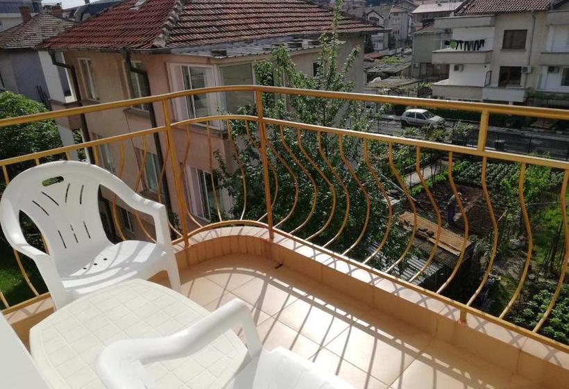 펜션 Kazlarov Guest House