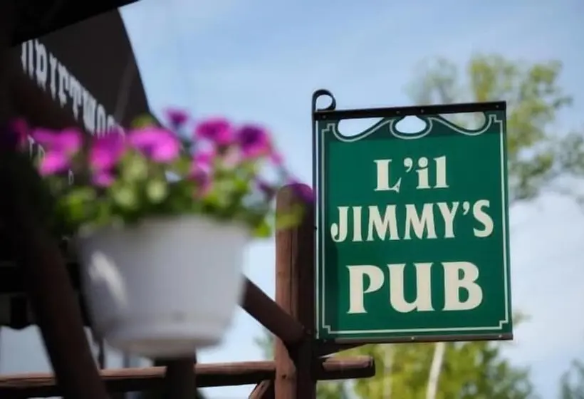 هاستل Driftwood Inn