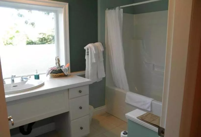 Majatalo Above The Inlet