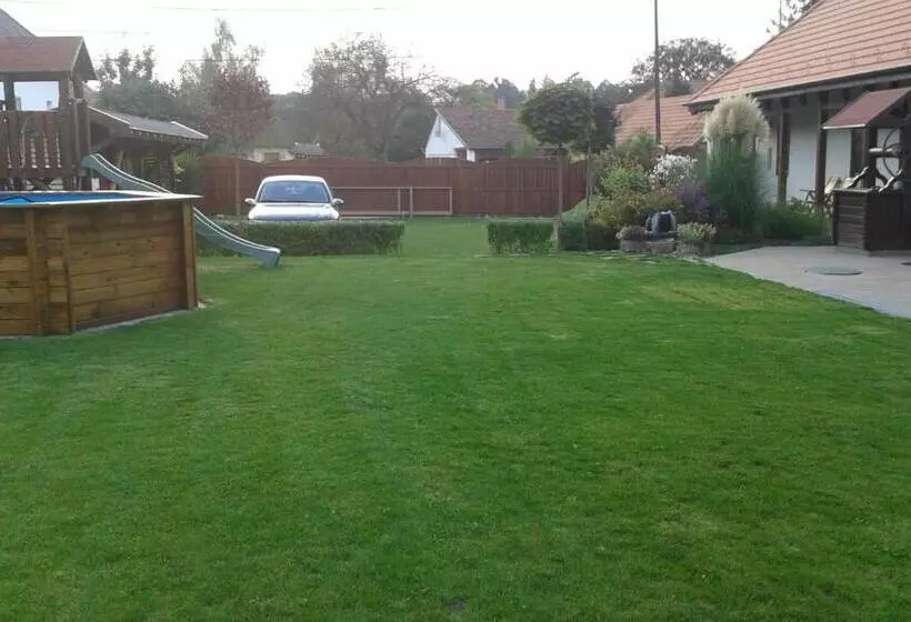 ペンション Tip Top Lak Vendégház