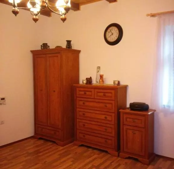 ペンション Tip Top Lak Vendégház