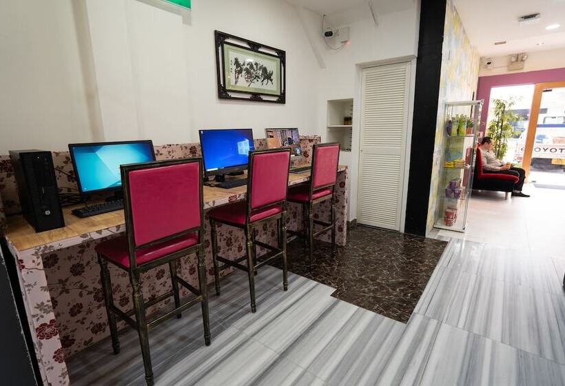 هتل Oss Backpackers Hostel