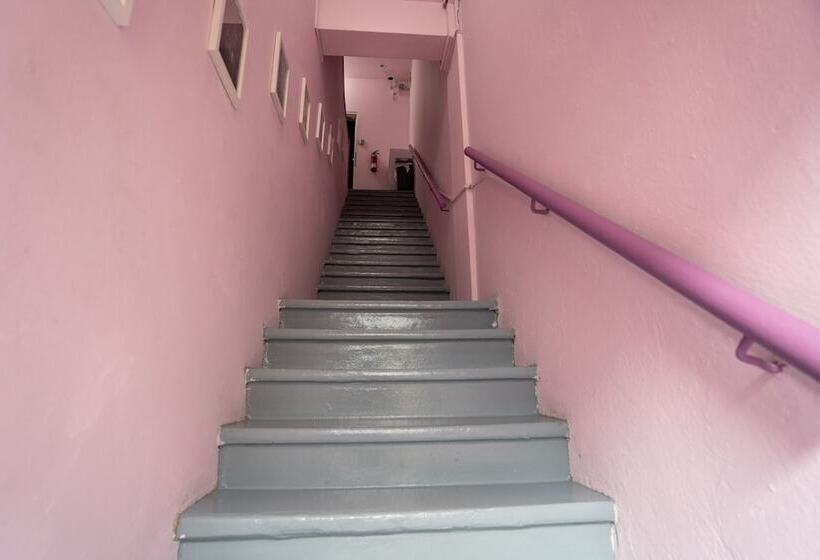 هتل Oss Backpackers Hostel