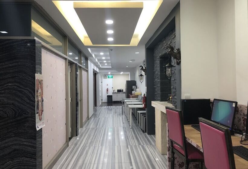 هتل Oss Backpackers Hostel