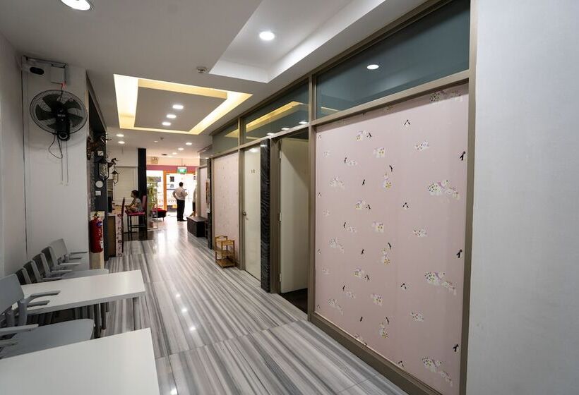 هتل Oss Backpackers Hostel