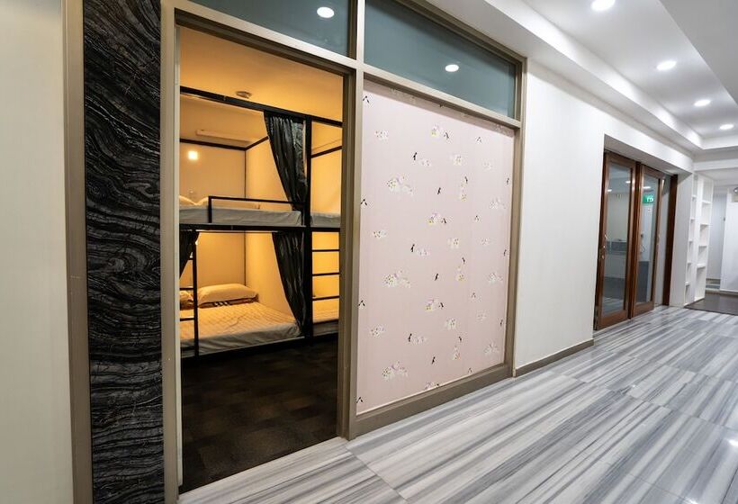 هتل Oss Backpackers Hostel