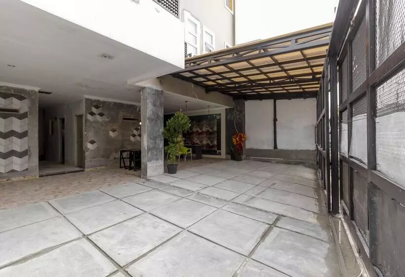 ペンション Reddoorz Plus @ Cipete Damai