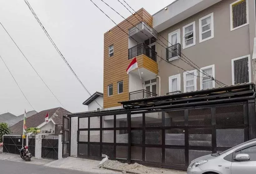 ペンション Reddoorz Plus @ Cipete Damai