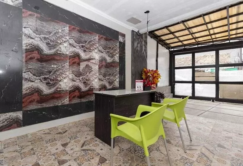 ペンション Reddoorz Plus @ Cipete Damai