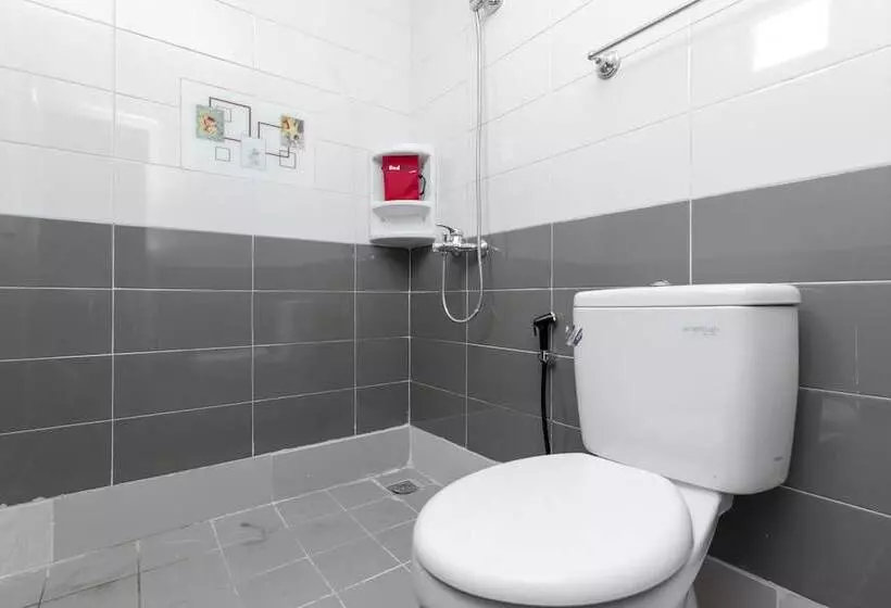 ペンション Reddoorz Plus @ Cipete Damai