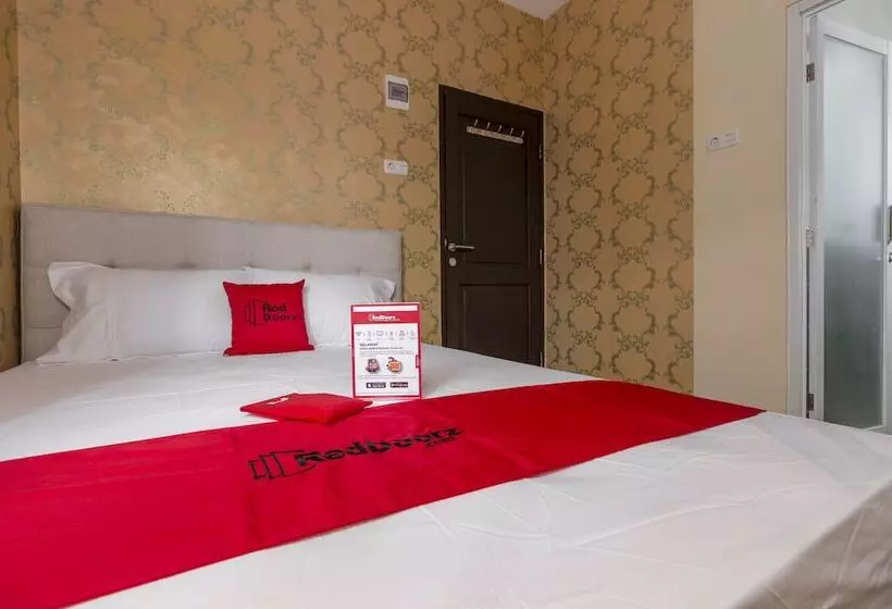 ペンション Reddoorz Plus @ Cipete Damai