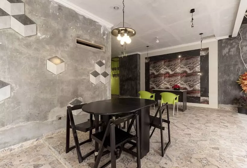 ペンション Reddoorz Plus @ Cipete Damai