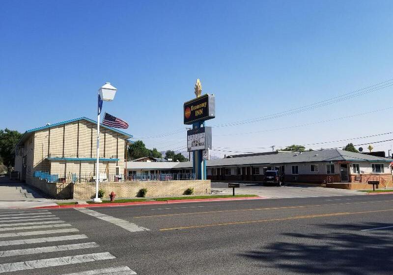 בית מלון כפרי Econo Lodge Inn & Suites