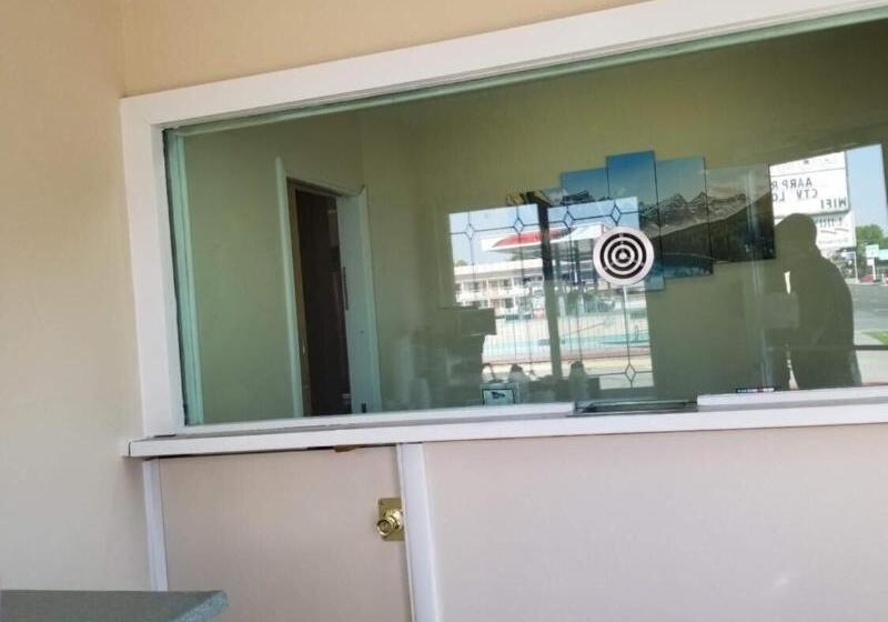 בית מלון כפרי Econo Lodge Inn & Suites