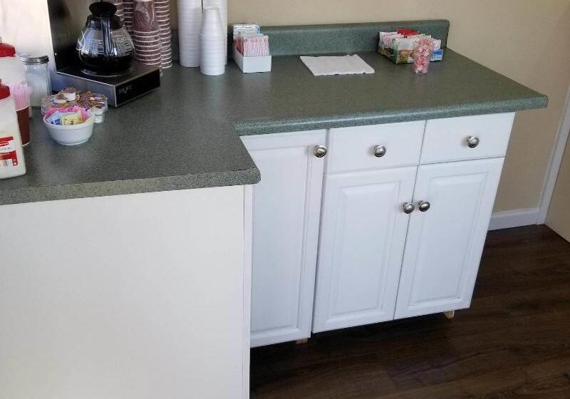 בית מלון כפרי Econo Lodge Inn & Suites