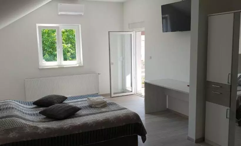 Hostelli Ke To Zagreb Airport Rooms