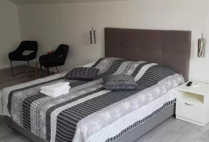 Hostelli Ke To Zagreb Airport Rooms