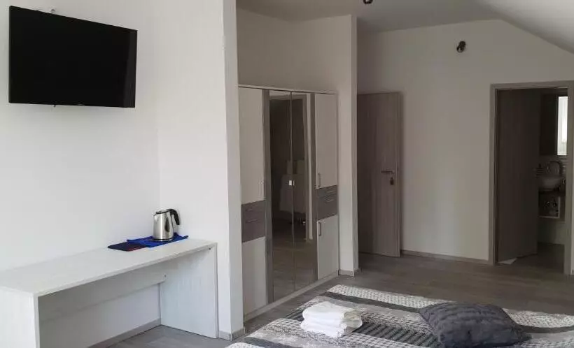 Hostelli Ke To Zagreb Airport Rooms