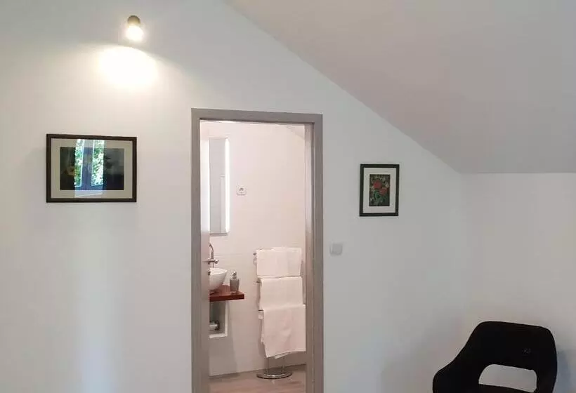 Hostelli Ke To Zagreb Airport Rooms