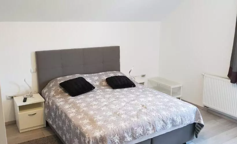 Hostelli Ke To Zagreb Airport Rooms