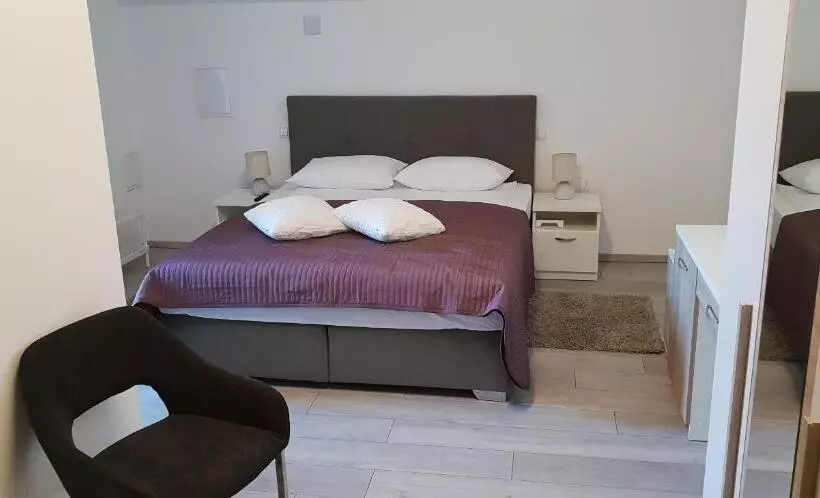Hostelli Ke To Zagreb Airport Rooms