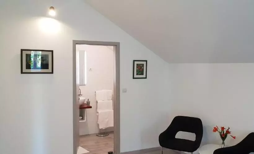 Hostelli Ke To Zagreb Airport Rooms