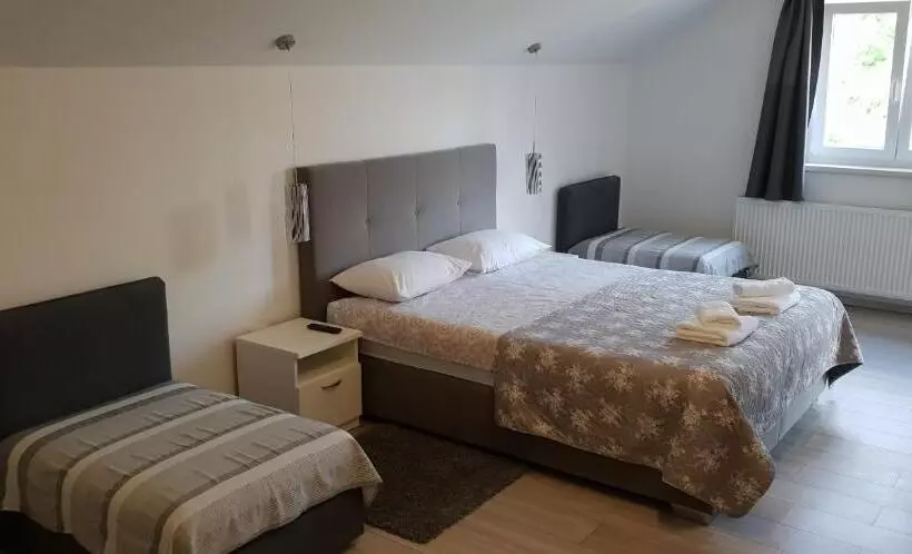 Hostelli Ke To Zagreb Airport Rooms