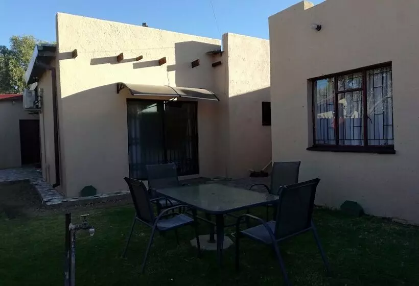 簡易ホテル Sentlhaga Guest House