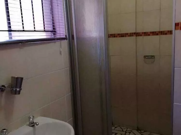 簡易ホテル Sentlhaga Guest House