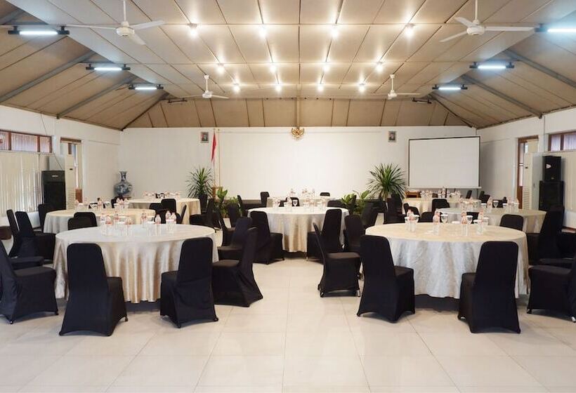 Hotel Front One Resort Magelang