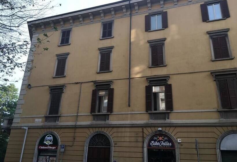 تختخواب و صبحانه Room Center Station 2