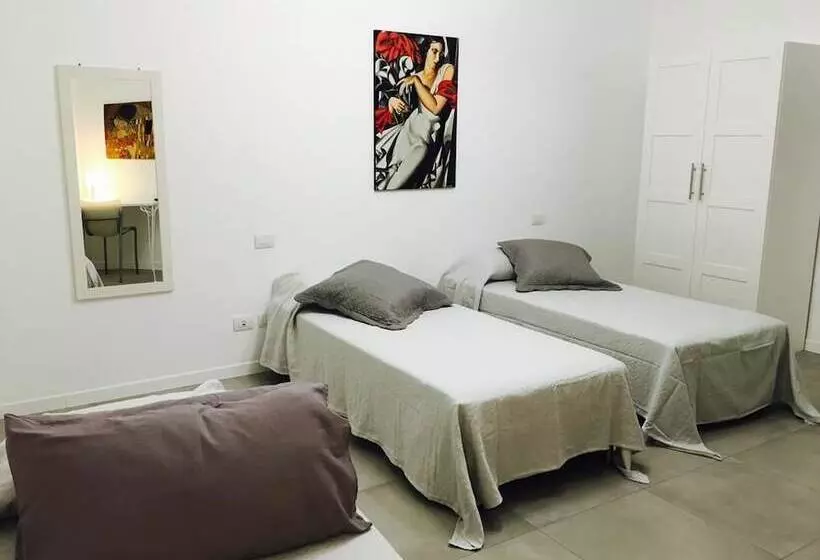 تختخواب و صبحانه Room Center Station 2