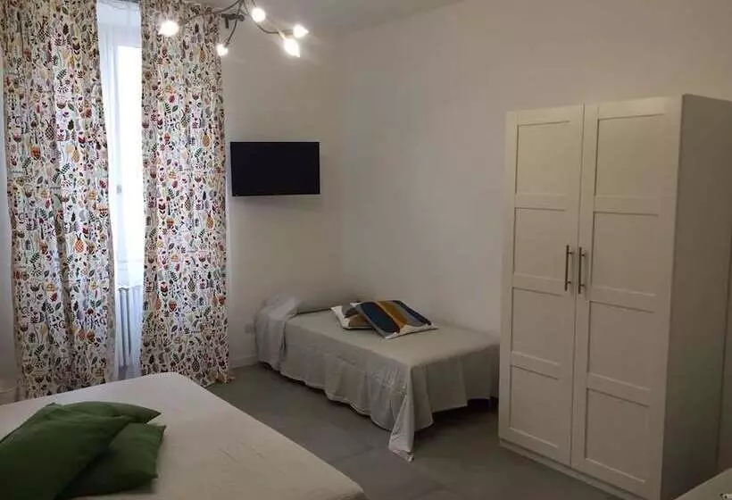 تختخواب و صبحانه Room Center Station 2