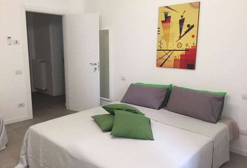 تختخواب و صبحانه Room Center Station 2