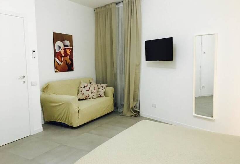 تختخواب و صبحانه Room Center Station 2