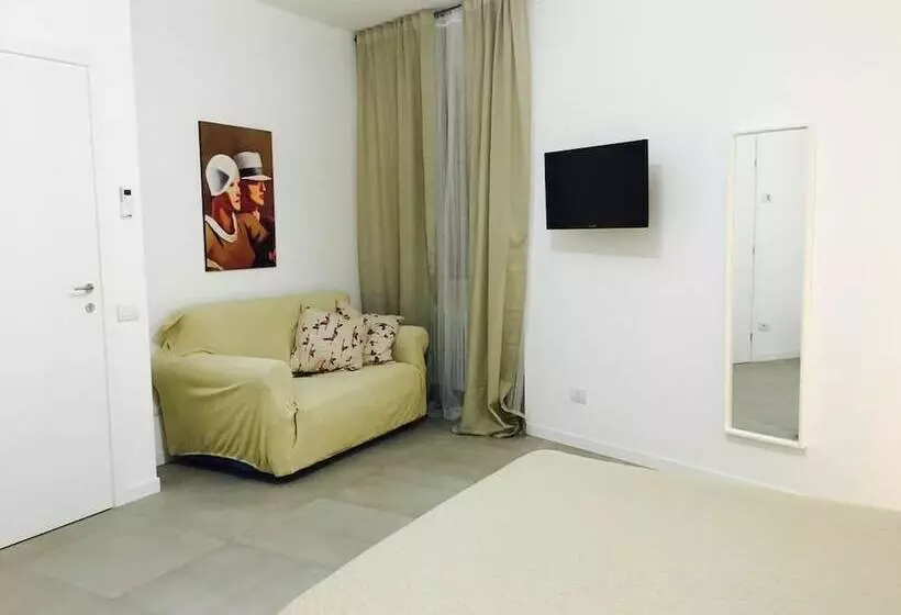 تختخواب و صبحانه Room Center Station 2