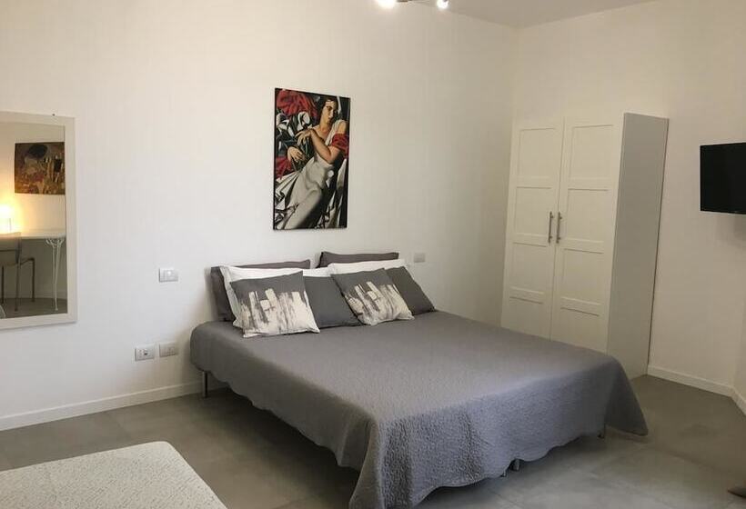 تختخواب و صبحانه Room Center Station 2