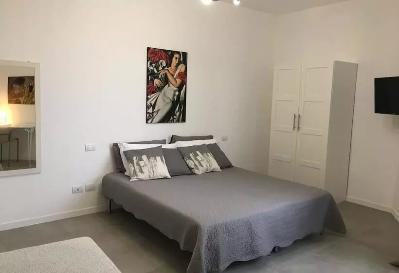تختخواب و صبحانه Room Center Station 2