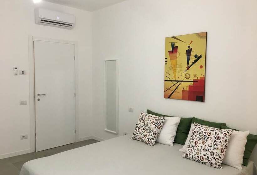 تختخواب و صبحانه Room Center Station 2