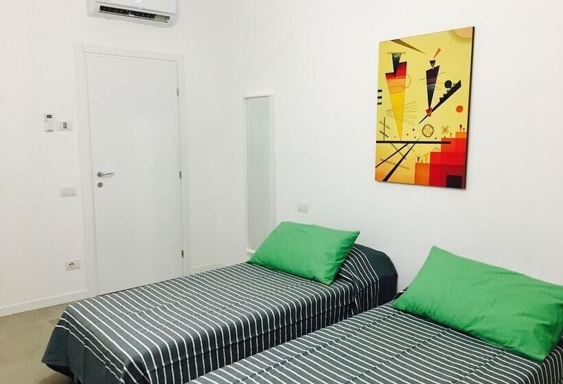 تختخواب و صبحانه Room Center Station 2