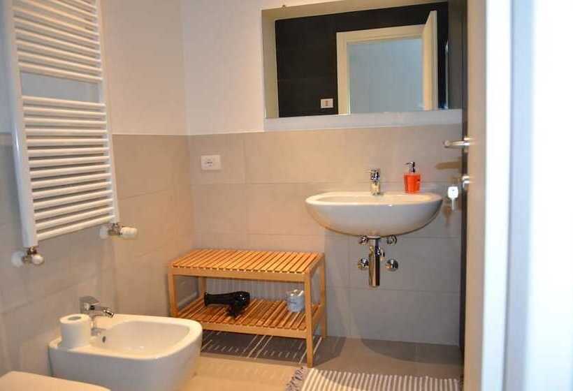 تختخواب و صبحانه Room Center Station 2