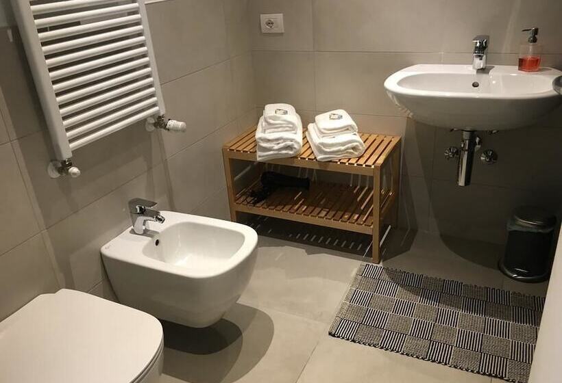 تختخواب و صبحانه Room Center Station 2