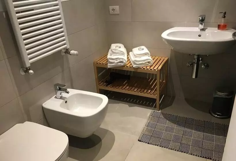 تختخواب و صبحانه Room Center Station 2
