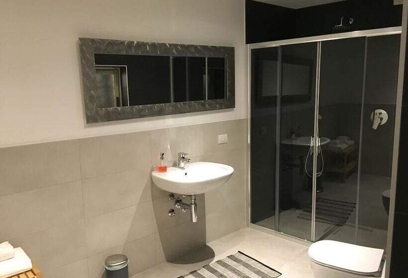 تختخواب و صبحانه Room Center Station 2