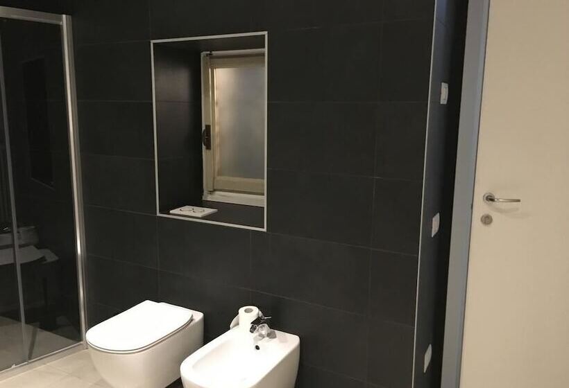 تختخواب و صبحانه Room Center Station 2