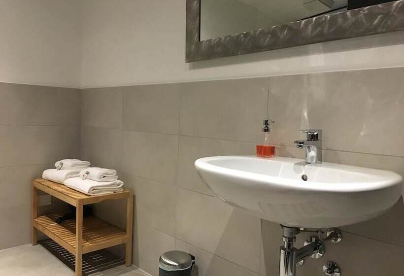 تختخواب و صبحانه Room Center Station 2