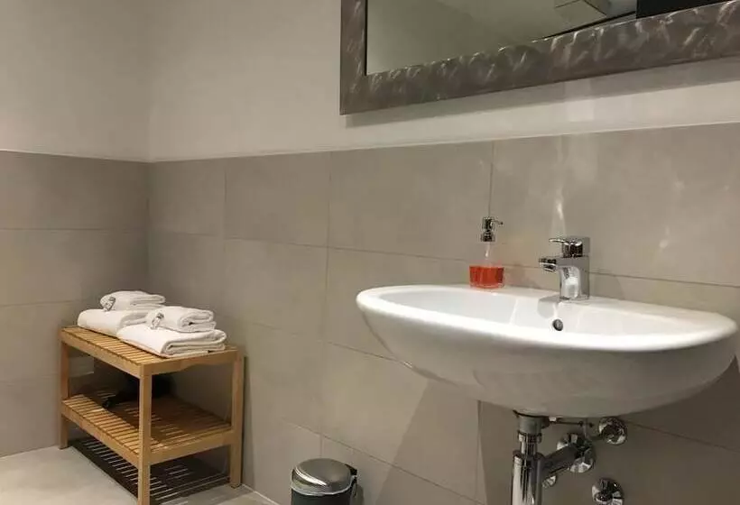 تختخواب و صبحانه Room Center Station 2
