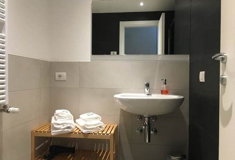 تختخواب و صبحانه Room Center Station 2