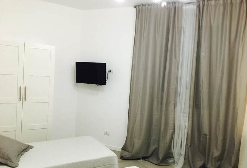 تختخواب و صبحانه Room Center Station 2